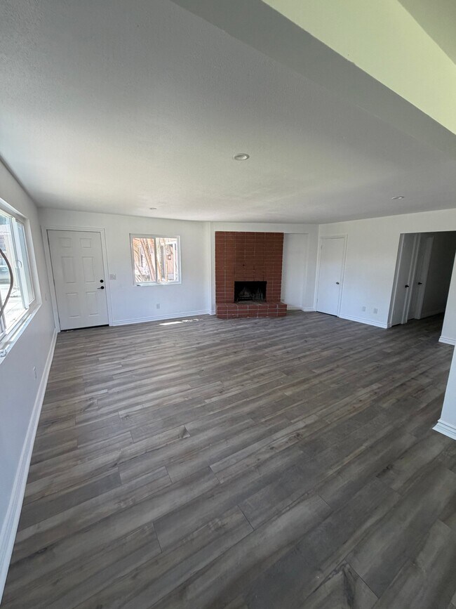 Building Photo - 2580 Hayes Dr