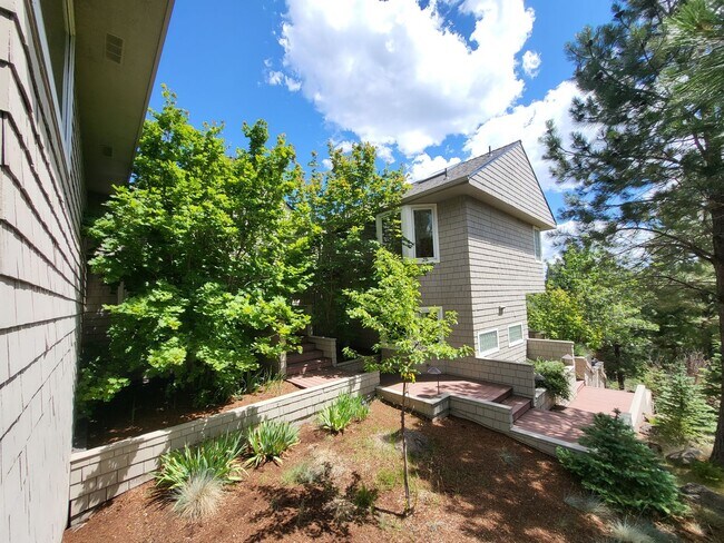 Building Photo - FULLY FURNISHED - 3 Bed 3 Full bath-office/bonus/craft room-walk to river