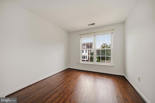 Building Photo - 25251 Dunvegan Square