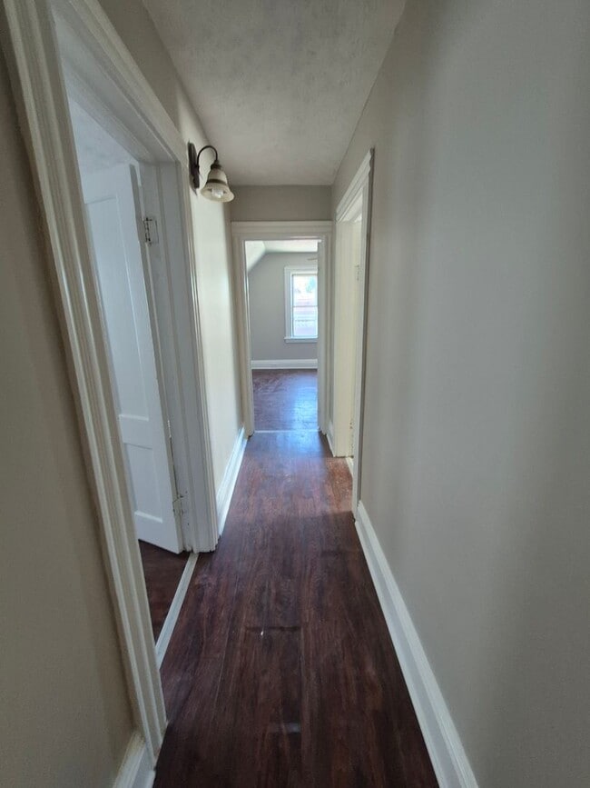Building Photo - 2 Bedroom House with Walk In Closet / Offi...