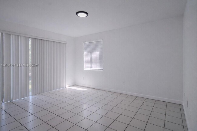 Building Photo - 1441 SE 24th Ct