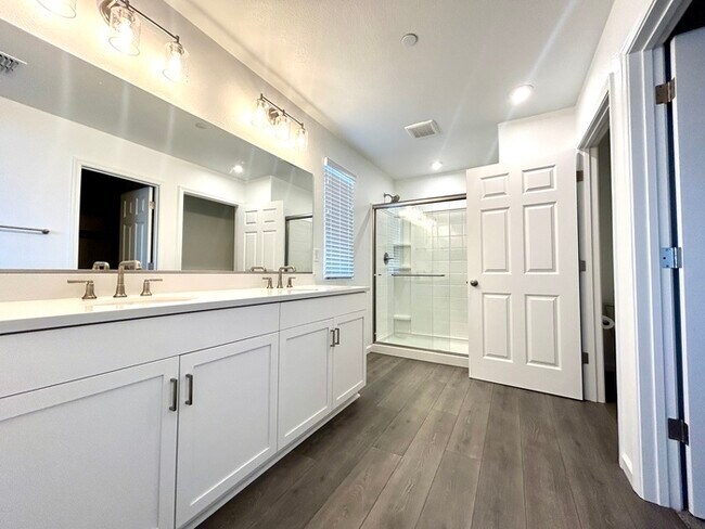 Building Photo - Beautiful Newer 4 Bedroom 3 Bathroom with ...