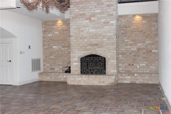 Building Photo - 6001 Country Club Dr