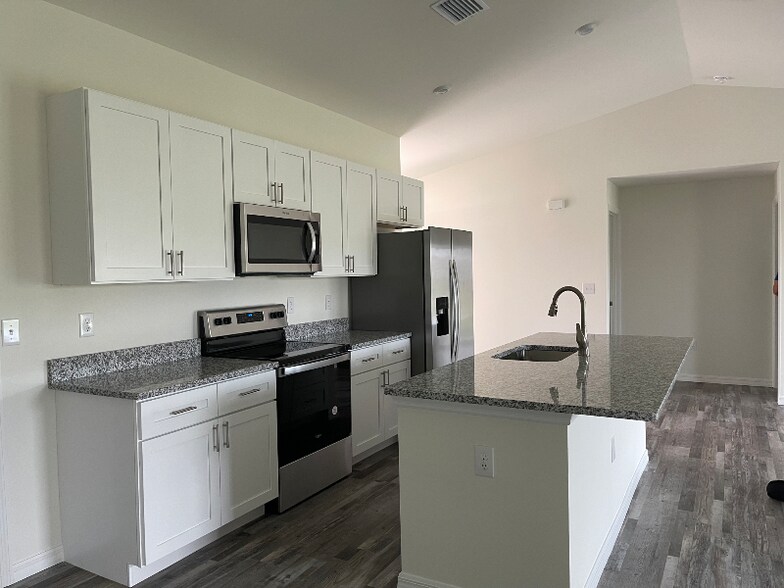 Building Photo - 1121 NW 13th Terrace
