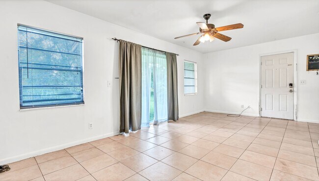 Building Photo - Renovated 3-Bed Furnished Home with Large ...