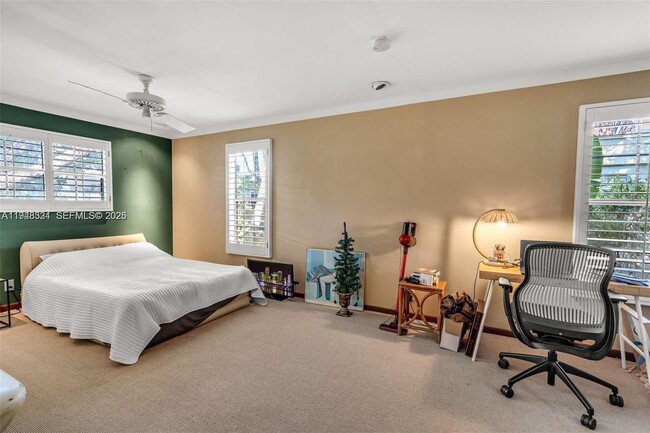 Building Photo - 320 SE 10th Ave