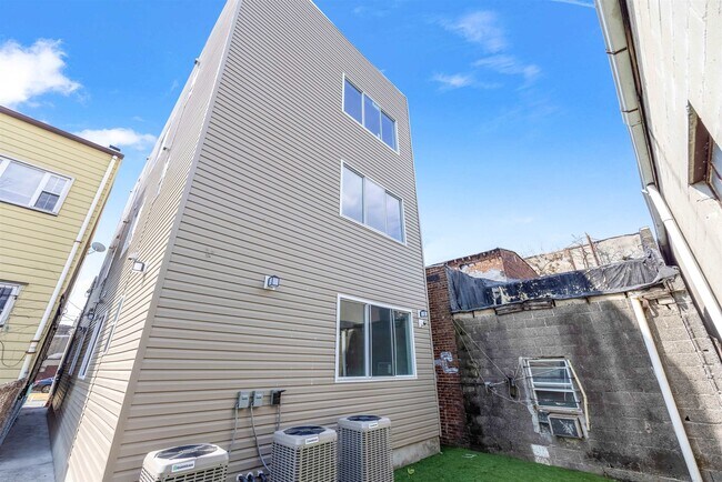 Building Photo - 411 11th St