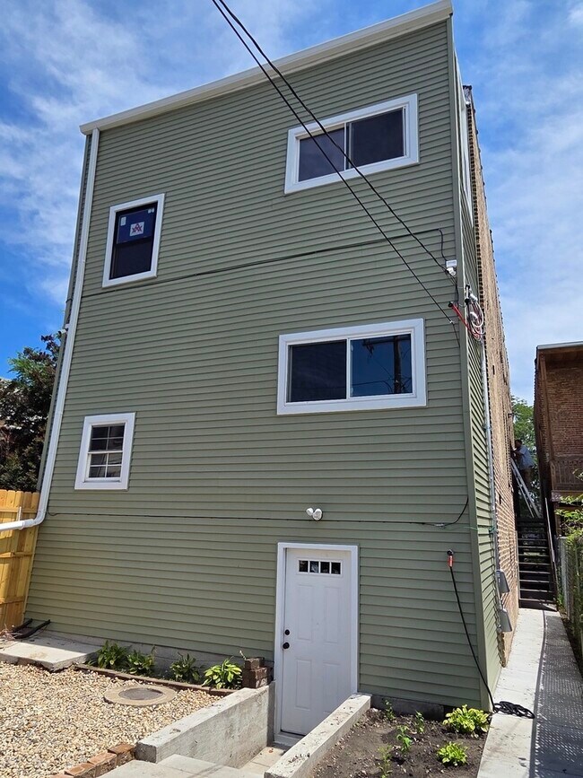 Building Photo - 3444 S Western Ave