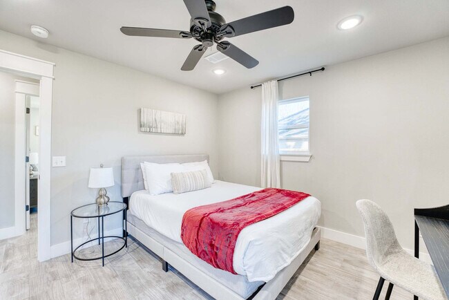 Building Photo - 214 NW L St