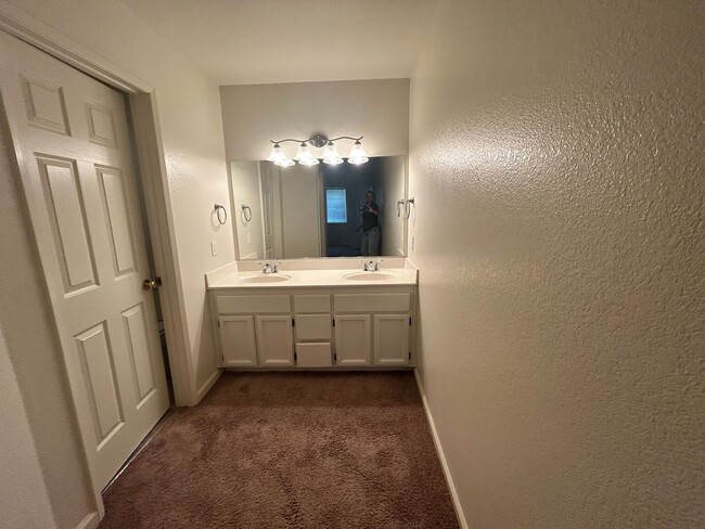 Building Photo - Spacious Halfplex