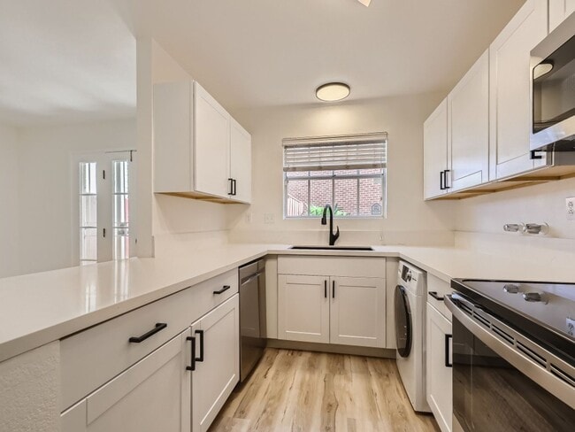 Building Photo - Beautiful Las Vegas Country Club townhome