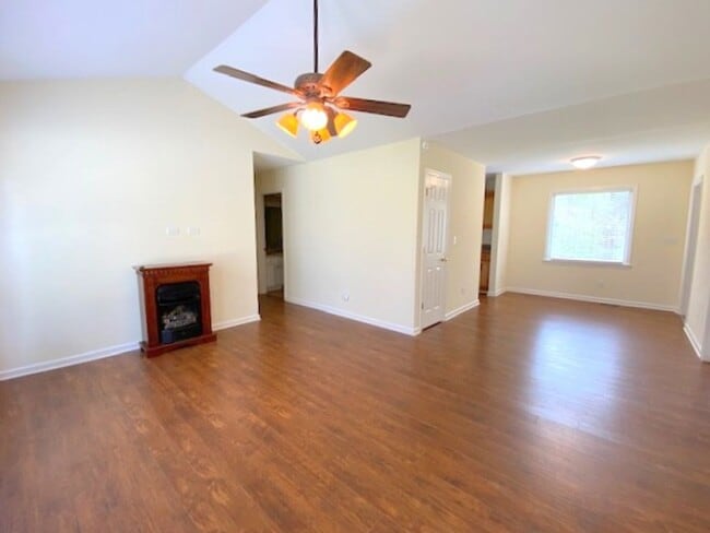 Building Photo - Great Neighborhood close to the Equestrian...