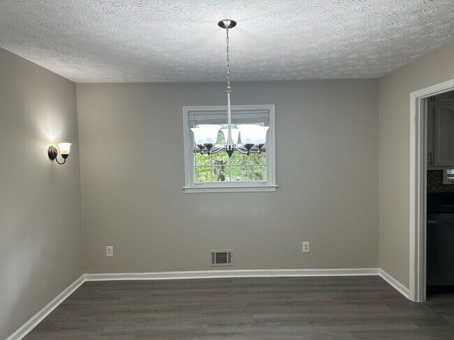 Building Photo - 872 Holly Hedge Rd
