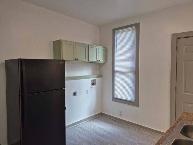 Building Photo - 569 E Whittier St