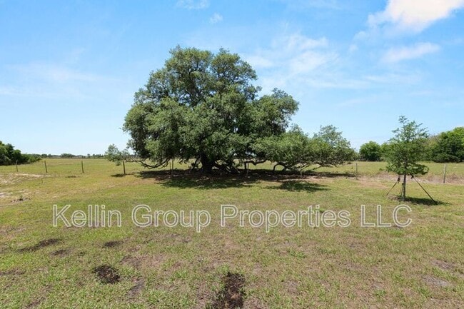 Building Photo - 833 Ambleside Dr