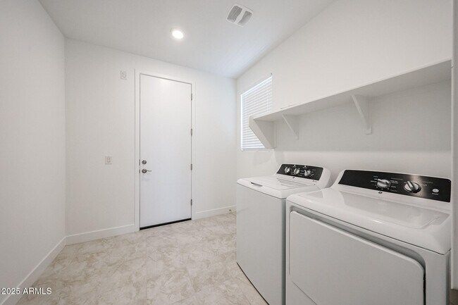 Building Photo - 7662 W Crabapple Dr