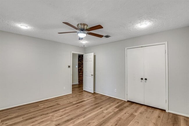 Building Photo - 14919 Parkville Dr