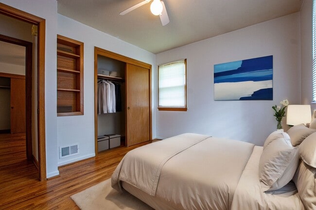 Building Photo - 2 Bedroom / 1 Bath Duplex with Private Basement and Washer/Dryer!