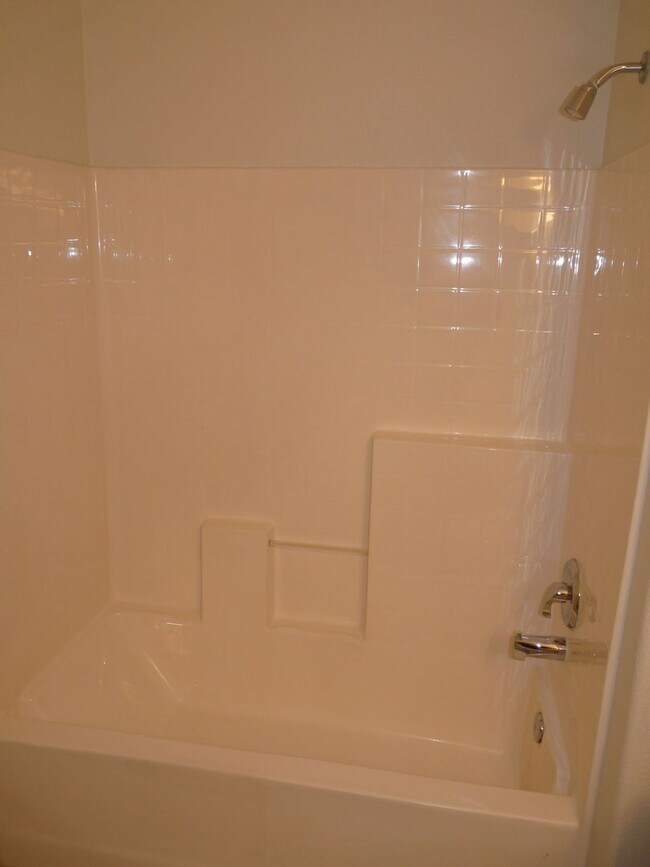 Building Photo - 2nd floor unit in gated community with pool