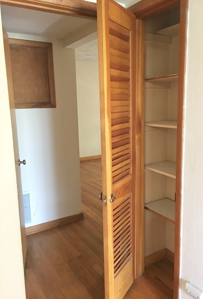 Building Photo - Very Unique 2 Bedroom Apartment off University Avenue!