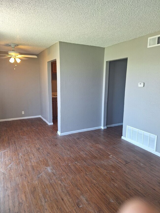 Building Photo - 2x1 Less Than $933 Big Yard, Pets OK