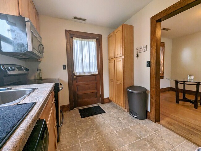 Building Photo - 3-Bedroom Gem with Master Suite and Detach...