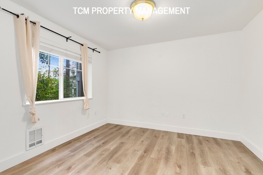 Building Photo - 18501 SE Newport Way