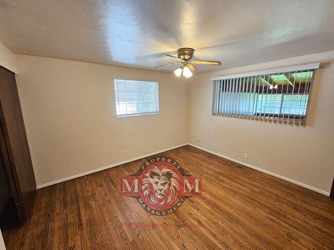 Building Photo - Spacious 5 Bd 3 Ba Home Cottonwood Heights