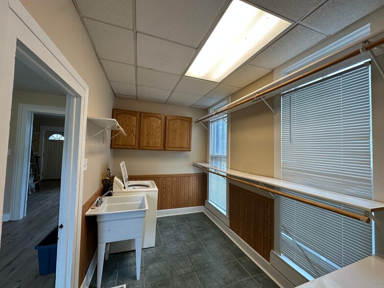 Building Photo - 711 Napoleon St