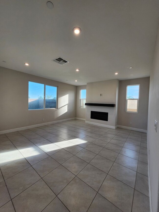 Building Photo - Beautiful Plumas Lake home on a large lot with SOLAR