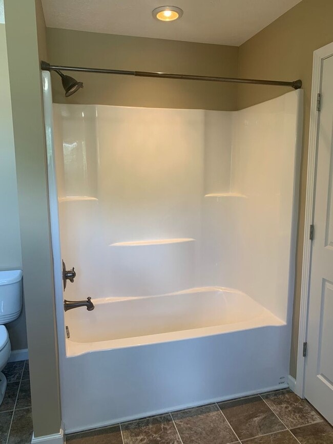 Building Photo - 3 Bedroom in GREAT LOCATION in the Center ...