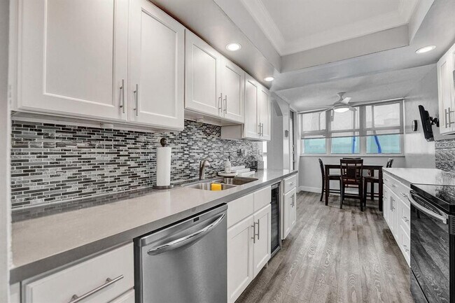 Building Photo - 100 Golden Isles Dr