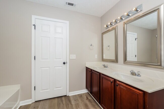 Building Photo - 5823 Roxbury Dr