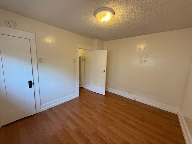 Building Photo - 3 bedroom 2 bath house in Long Beach