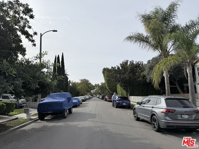 Building Photo - 1227 Ridgeley Dr