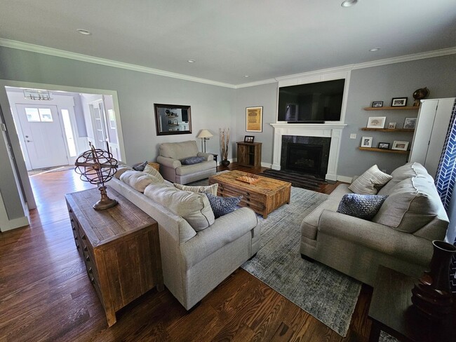 Building Photo - Spacious New House in Newtown