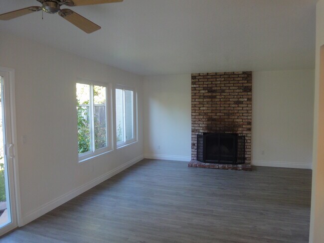 Building Photo - 613 Cedar Pl