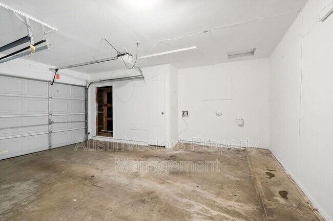Building Photo - 8600 Clarewood Cir