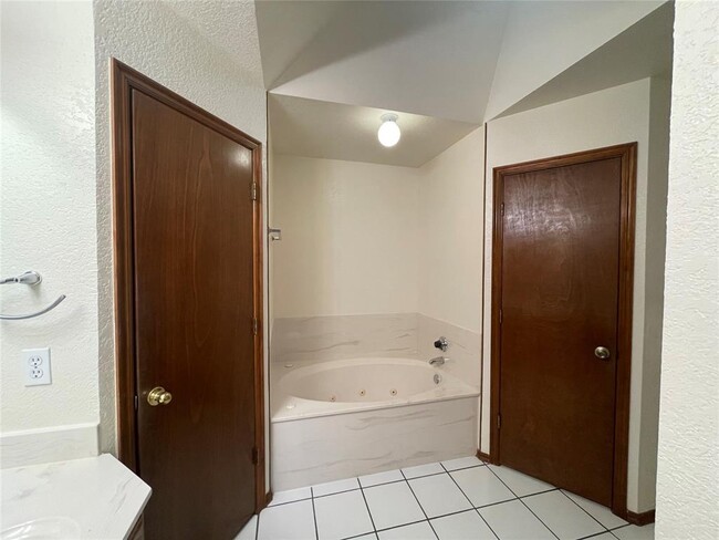 Building Photo - 621 Gyrfalcon Dr