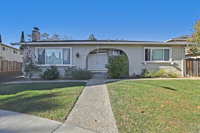Building Photo - Beautiful Ground Level Front Unit with 2 C...