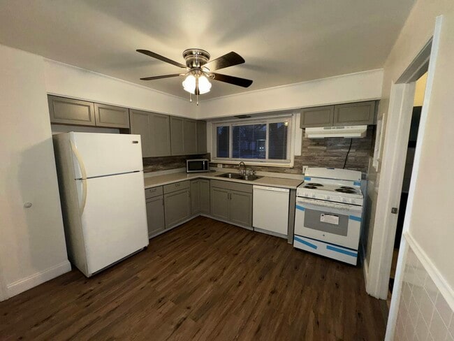 Building Photo - 2363 E Maple Rd