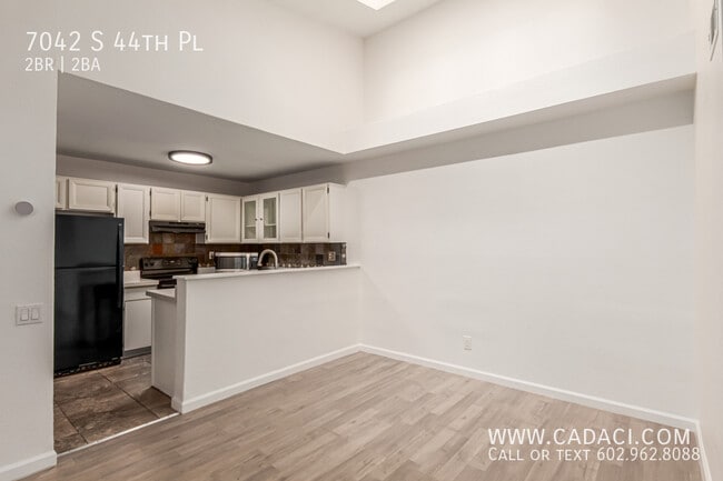 Building Photo - 7042 S 44th Pl