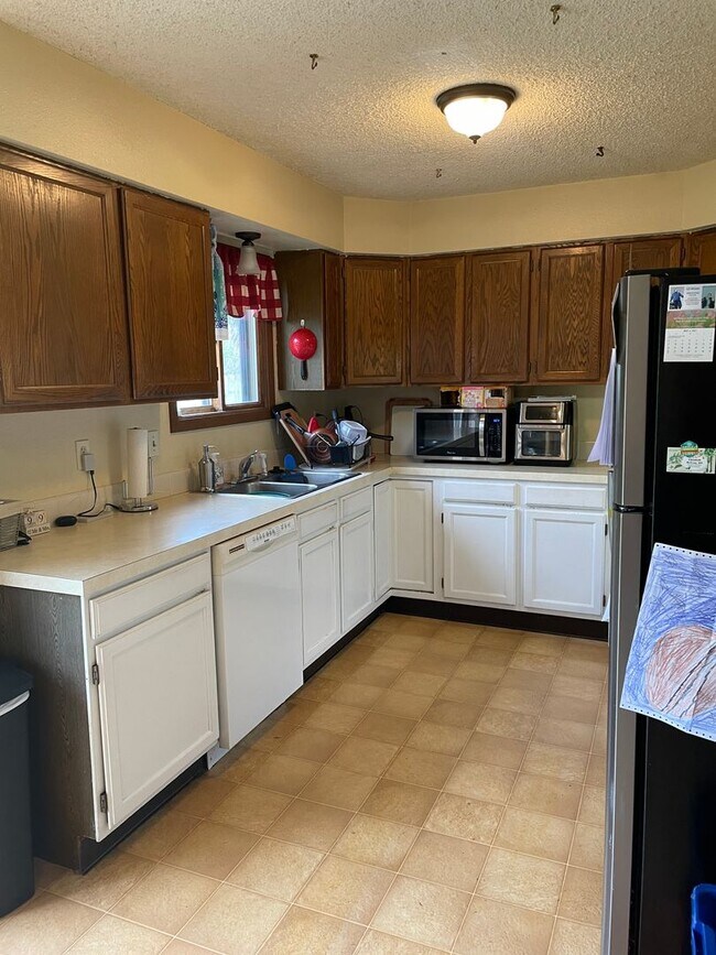 Building Photo - Central Location! 4 Bed 2 Bath House in Fort Collins
