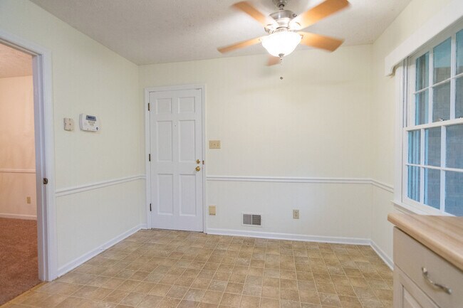 Building Photo - 140 Saxon Woods Dr