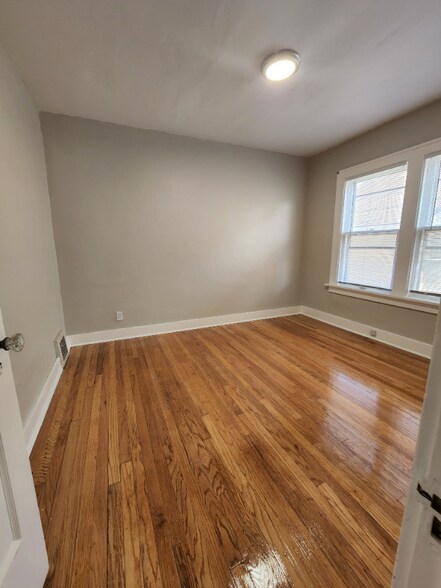 Building Photo - 402 Van Brunt Blvd