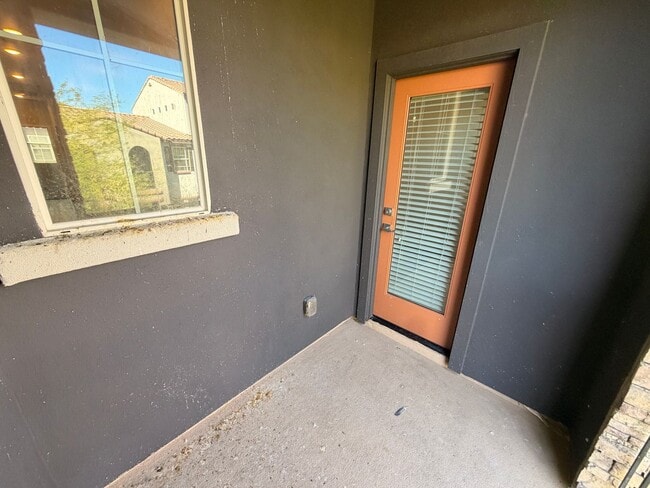 Building Photo - Spacious 3 Bedroom, 2.5 Bath Phoenix Townhome with *New Floors* + *NEW* Paint!