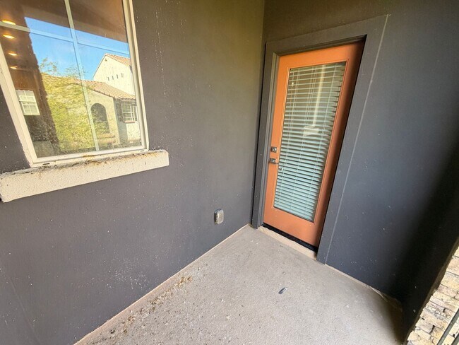 Building Photo - Spacious 3 Bedroom, 2.5 Bath Phoenix Townhome with *New Floors*