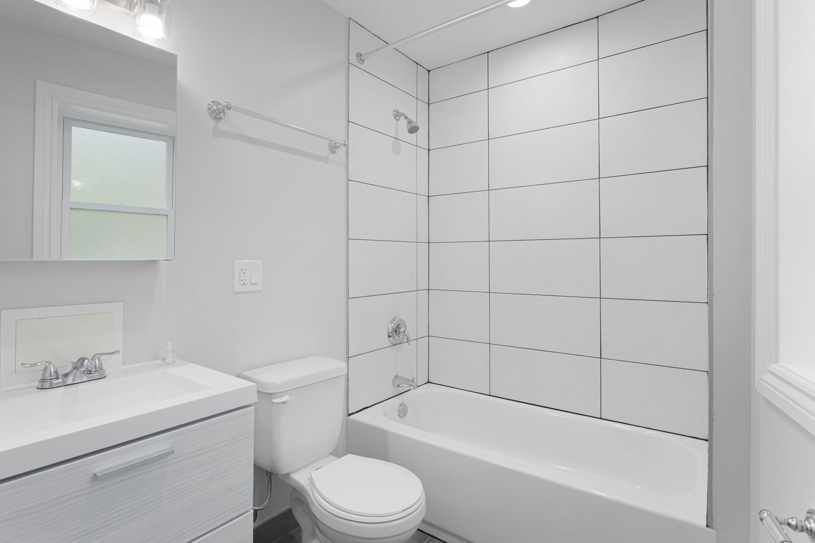 Building Photo - 7639 N Eastlake Ter