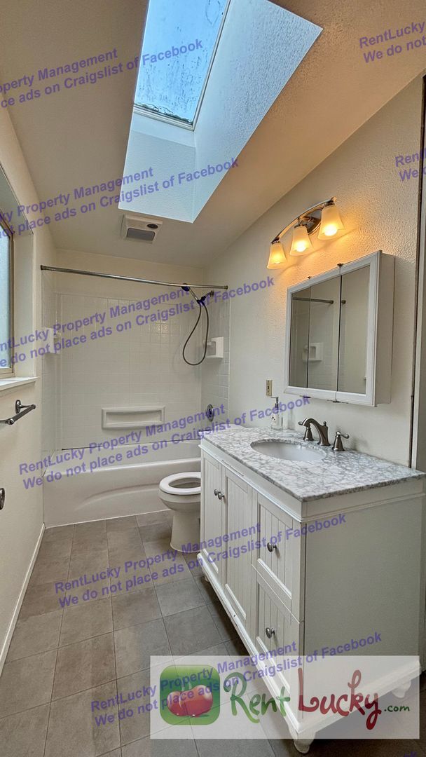 Building Photo - NE Tacoma, Quiet 3 Bed, 2 Bath Rambler - S...