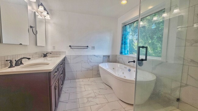 Building Photo - Spacious 4 Bed 3 Bath Home in Sought After...